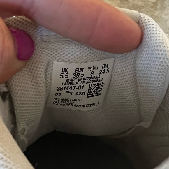 Women’s 8 Puma white on white Carina sneakers - Picture 4 of 4